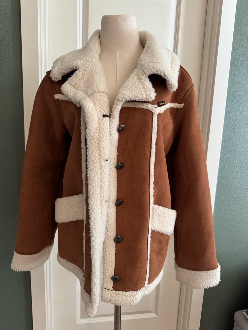 NWOT Wrangler Chestnut Brown Teddy Shearling Jacket with Cream Trim - Picture 4 of 5